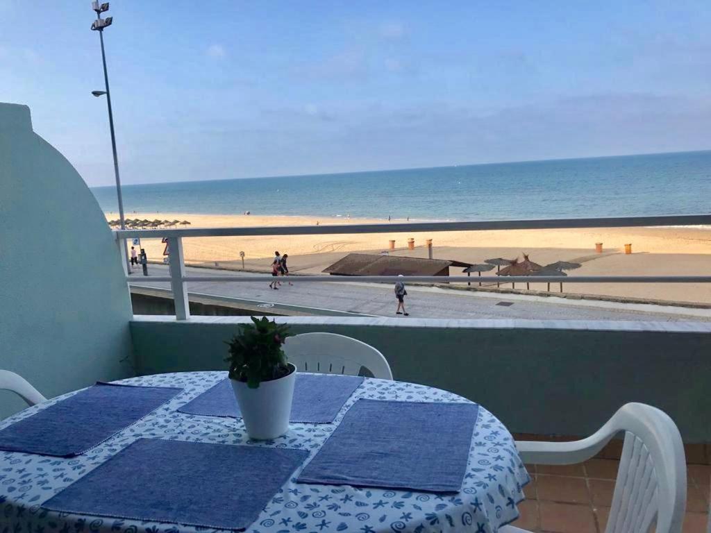 GATU Villa Isabel TERRAZA,PARKING,1ºLINEA PLAYA,WIFI,VISTA AL MAR Cádiz Kültér fotó