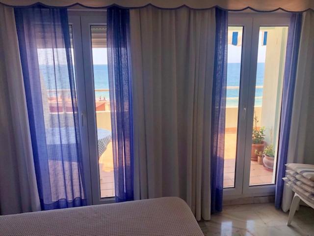 GATU Villa Isabel TERRAZA,PARKING,1ºLINEA PLAYA,WIFI,VISTA AL MAR Cádiz Kültér fotó